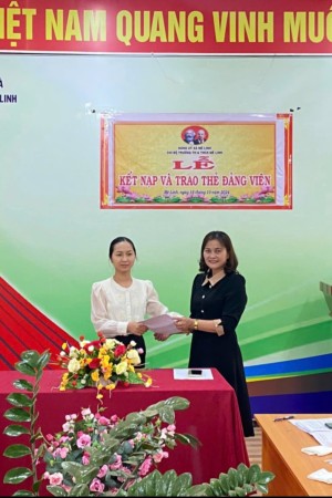 KẾT NẠP ĐẢNG VIÊN VÀ TRAO THẺ ĐẢNG