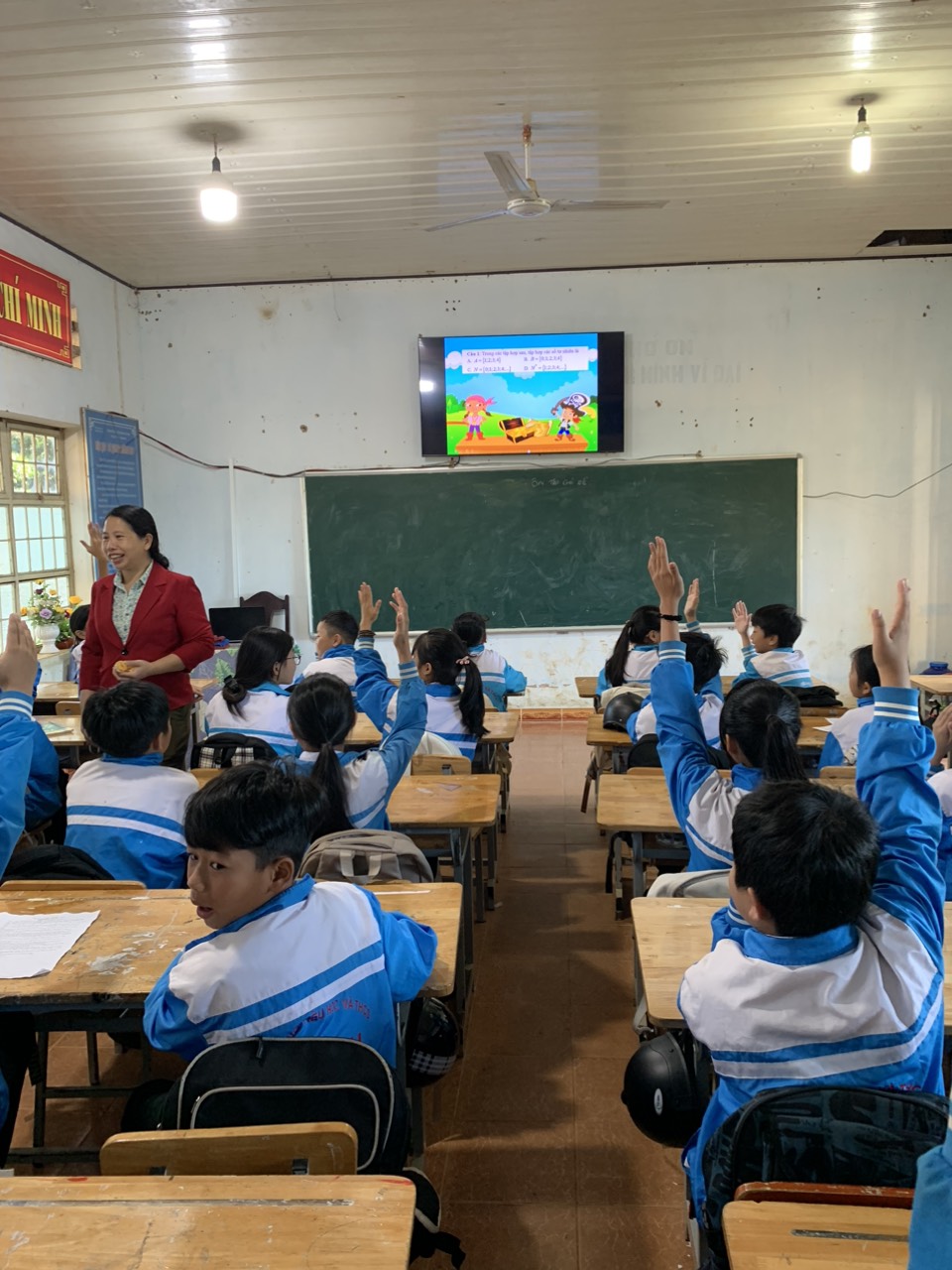 Hình 2. Học sinh lớp 6A tích cực trong tiết chuyên đề: Tổ chức trò chơi truy tìm kho báu trong ôn tập kiến thức về số tự nhiên môn Toán 6