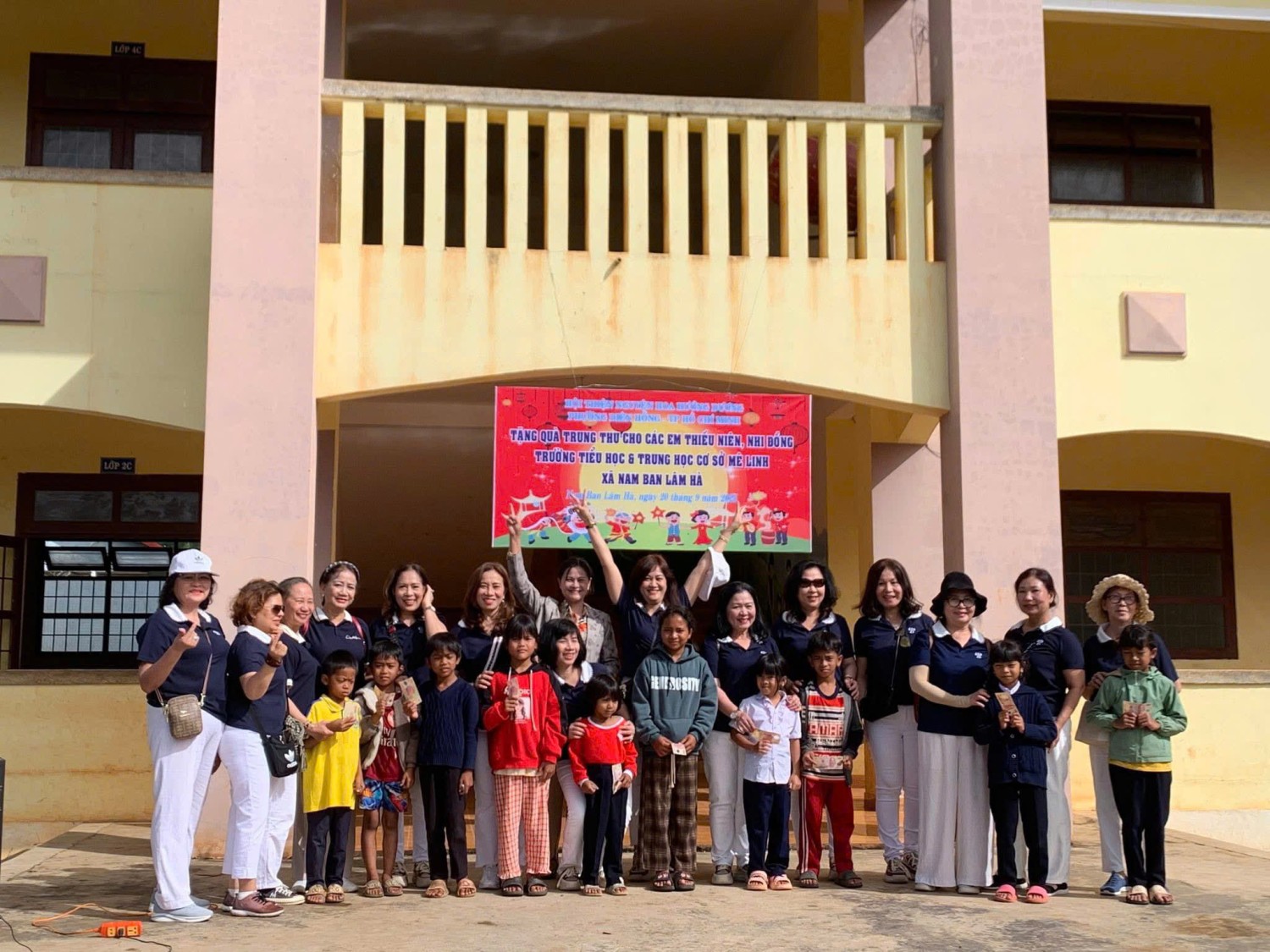 Đoàn thiện nguyện Hoa Hướng Dương phường Diên Hồng – TP. Hồ Chí Minh trao quà Trung thu cho học sinh Trường TH&THCS Mê Linh năm học 2025-2026