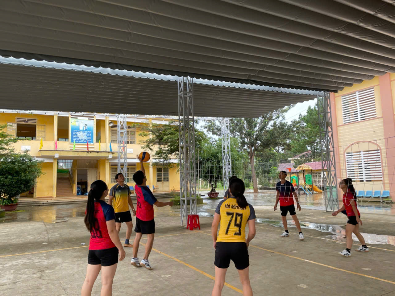 GIẢI BÓNG CHUYỀN HƠI NAM NỮ TẠI TRƯỜNG TH&THCS MÊ LINH CHÀO MỪNG KỈ NIỆM 43 NĂM NGÀY NHÀ GIÁO VIỆT NAM 20/11